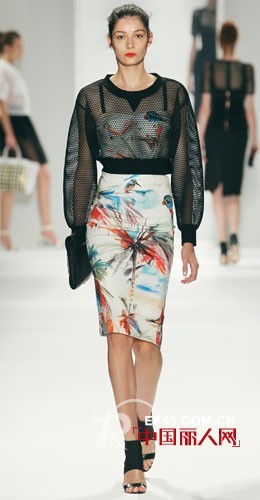 WH引领印花潮流 黑色网纱性感搭配