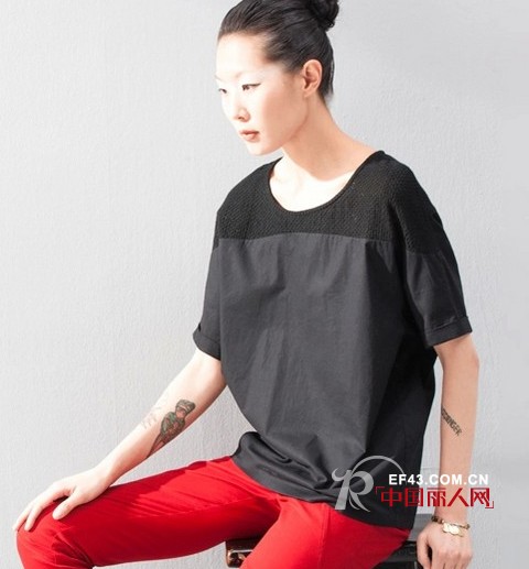 百搭宽松T恤衫 周末舒适装搭配