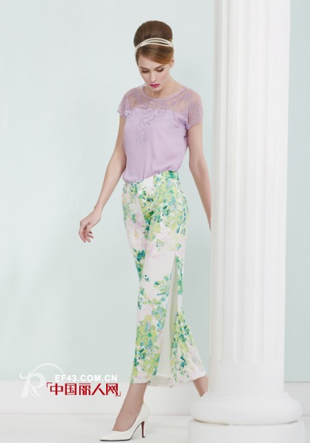 白色碎花裙是什么样的  印花开衩半身裙怎么搭配