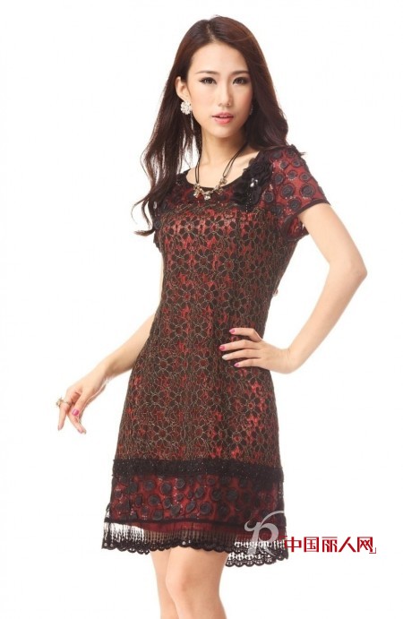 什么样的连衣裙显瘦 黑色蕾丝镂空裙修身款