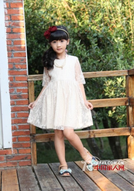 牛仔伞裙搭配什么颜色上衣 暑假穿什么衣服出去玩