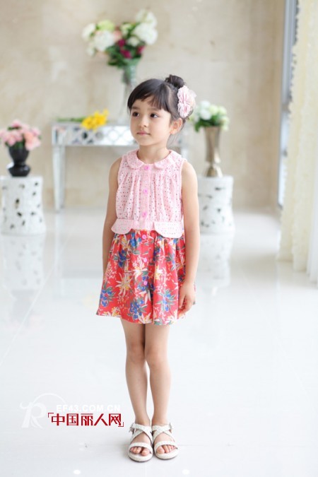 花裙子搭配,什么颜色适合女童穿 橙色连衣裙搭配