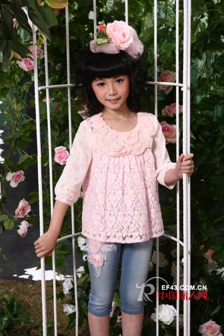 粉色连衣裙搭配 粉色蕾丝上衣怎么搭配