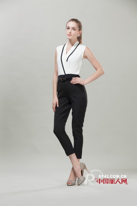 夏季怎么穿更吸引人 职场佳人白色t恤衫示范搭配