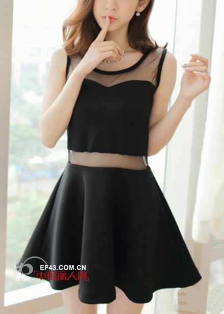 小黑裙适合夏天穿吗 赫本风黑色连衣裙搭配