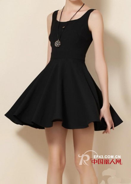 小黑裙适合夏天穿吗 赫本风黑色连衣裙搭配
