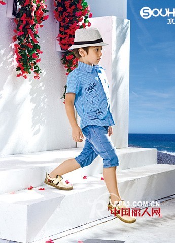 海边度假装扮 什么颜色适合海边穿