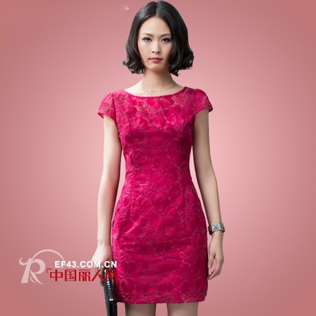 一步裙中长款 惹眼连衣裙勾勒好身材