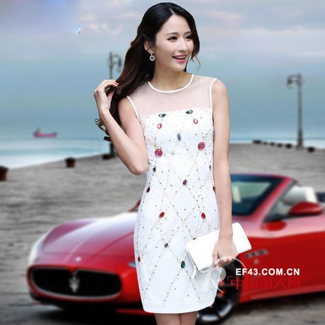 印花一步裙是什么样的 水晶点缀白色修身裙