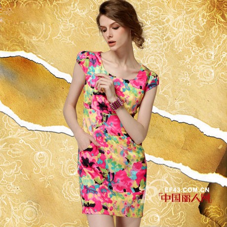 印花一步裙是什么样的 水晶点缀白色修身裙