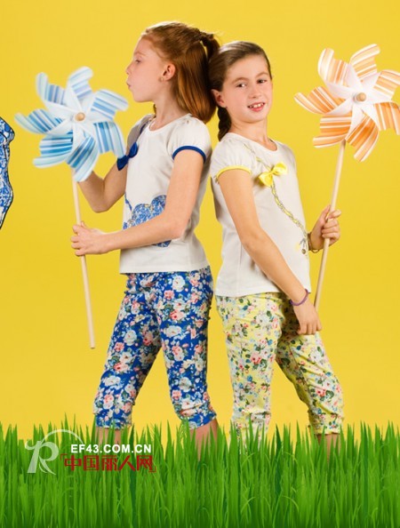 花裤子搭配 花裤子配什么上衣好看