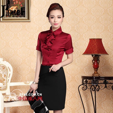 夏季怎么穿显腿长 印花一步裙怎么搭配