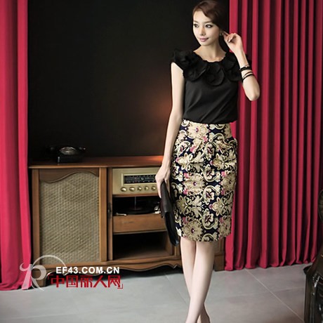 夏季怎么穿显腿长 印花一步裙怎么搭配