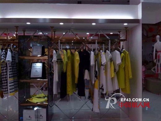 贺弗卡女装茂名明湖商场店隆重开业