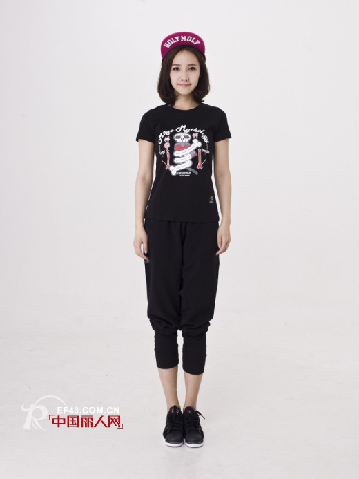 黑色印花T恤搭配 女生穿黑色骷髅头图案的T恤好看吗?