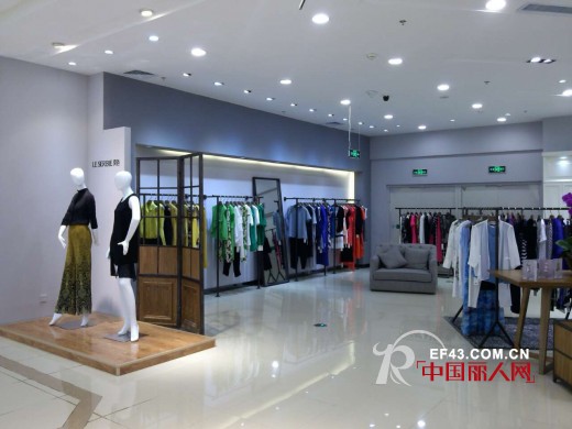 奕色女装内蒙古赤峰万达广场专卖店开业啦