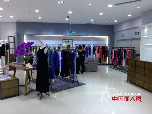 奕色女装内蒙古赤峰万达广场专卖店开业啦