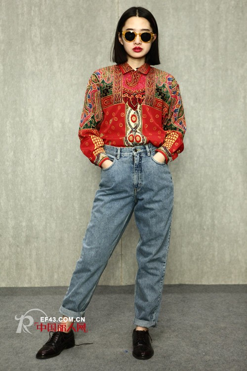 民族风格印花连衣裙搭配 复古印花衬衫怎么搭配好看