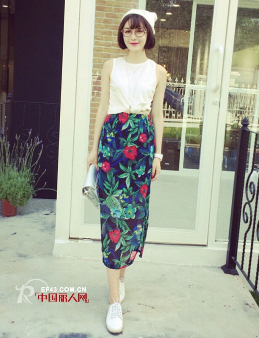 半身裙配什么上衣 印花半身裙搭配白色的背心好看吗?