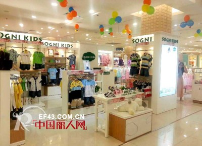 万达广场童装店装修效果