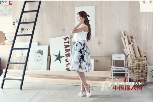 半身裙配什么上衣 印花半身裙搭配白色的背心好看吗?