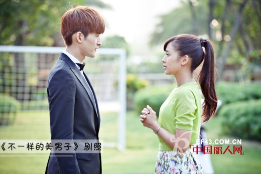 吴映洁穿ochirly服装参演电视剧《不一样的美男子》