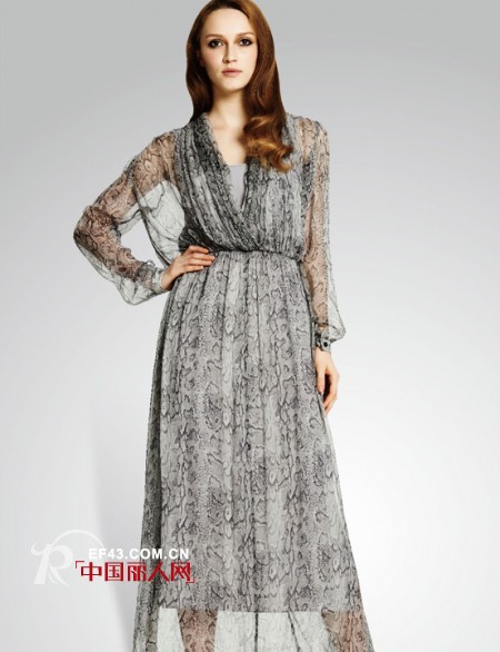 深V领连衣裙适合什么场合穿?深V长裙演绎性感