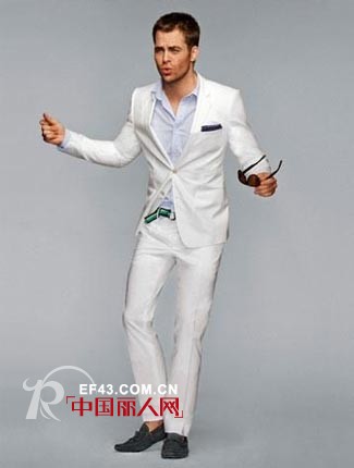 男士西装怎么搭配更显时尚  黑色西装搭配条纹衬衫好看吗