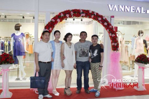 热烈庆祝薰奈儿服饰河南分公司郑州世贸旗舰店盛大开业