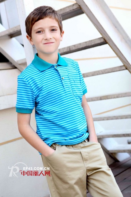 纯蓝色连衣裙搭配 蓝色条纹T恤配什么裤子