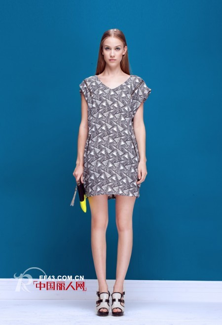 短款连衣裙搭配什么裤子 不同的版型怎么搭配