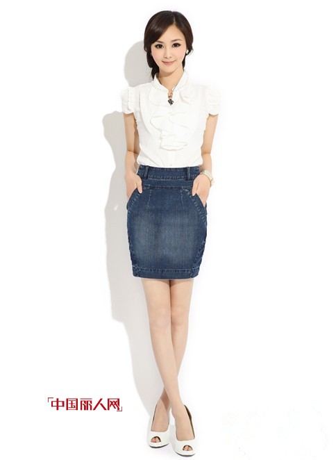 牛仔包臀裙怎么搭配 牛仔包裙搭配什么上衣