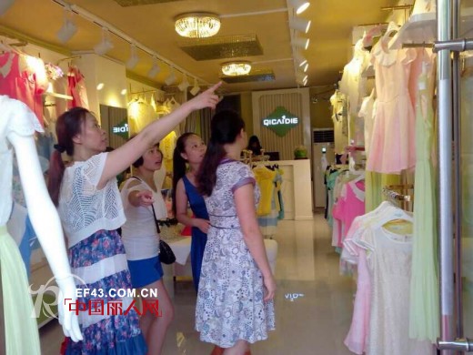 热烈庆贺七彩蝶女装韶关南雄新店近日盛大开业!