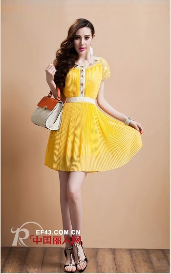 什么样的才是公主裙 甜美连衣裙款式 亮色连衣裙配什么颜色鞋子