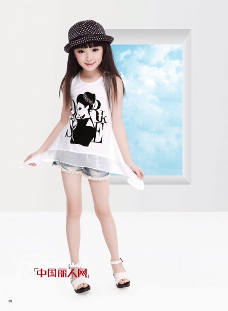 背心T恤搭配什么裤子 夏天女生穿什么T恤好看