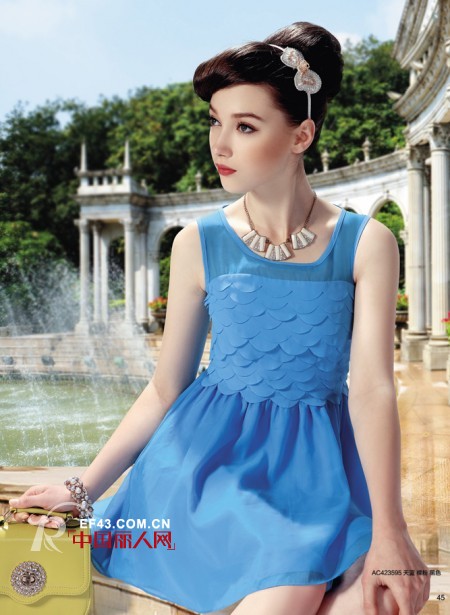 蓝色连衣裙配什么包好看 无袖连衣裙搭配