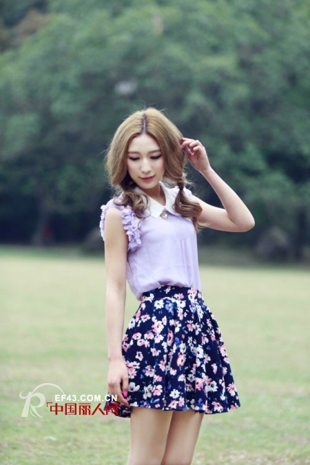 显身材短裙款式 伞裙怎么搭配上衣 什么短裙穿起来比较显瘦