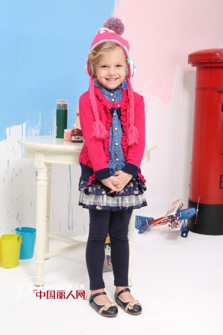 小女孩穿什么外套好看 牛仔外套怎么搭配 亮色外套搭配