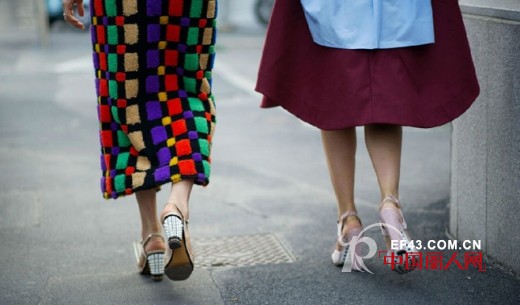 女人对高跟鞋的爱是用生命来保护