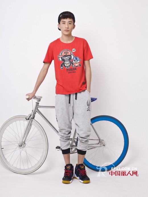 夏季减龄装扮 T恤搭配 夏季印花T恤搭配