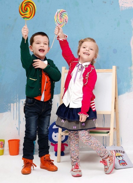 针织开衫配什么裤子 儿童针织开衫内搭什么款式