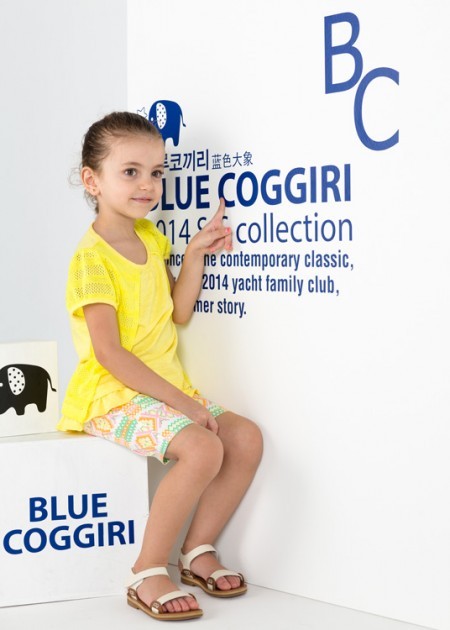 黄色配什么颜色比较好看 黄色上衣配什么裤子