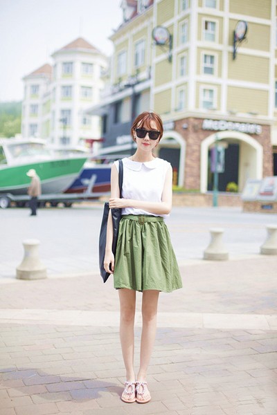 绿色短裙搭配什么颜色的上衣 印花T恤搭配什么裤子