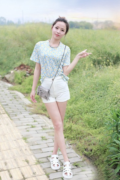 绿色短裙搭配什么颜色的上衣 印花T恤搭配什么裤子