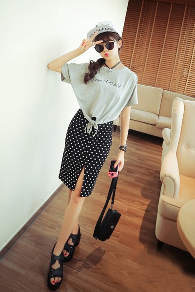 T恤搭配波点短裙 红色衬衫搭配白色波点短裙好看吗?