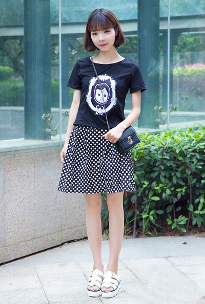 T恤搭配波点短裙 红色衬衫搭配白色波点短裙好看吗?