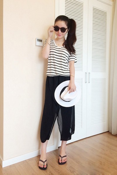 T恤搭配黑色哈伦裤 胖妞显瘦穿法