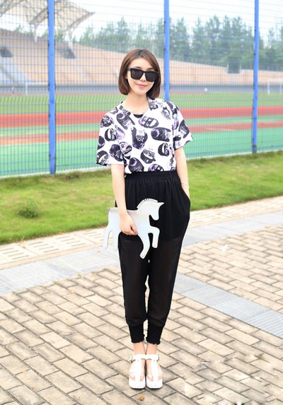 T恤搭配黑色哈伦裤 胖妞显瘦穿法