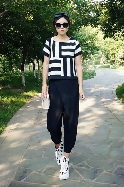 T恤搭配黑色哈伦裤 胖妞显瘦穿法