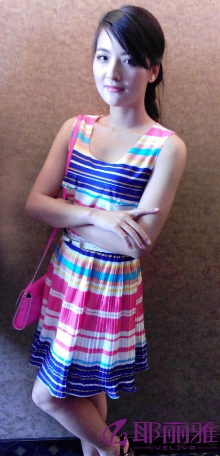 甜美连衣裙配什么发型 连衣裙款式搭配 亮色连衣裙配什么包